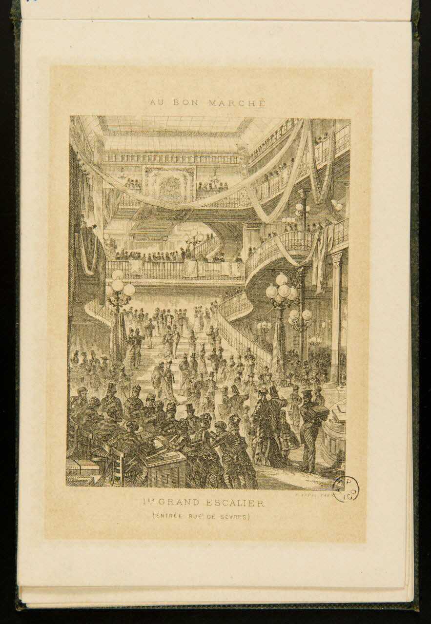 album AU BON MARCHE  1ER GRAND ESCALIER  (ENTREE RUE DE SEVRES) 1954.26.36.3 Photo