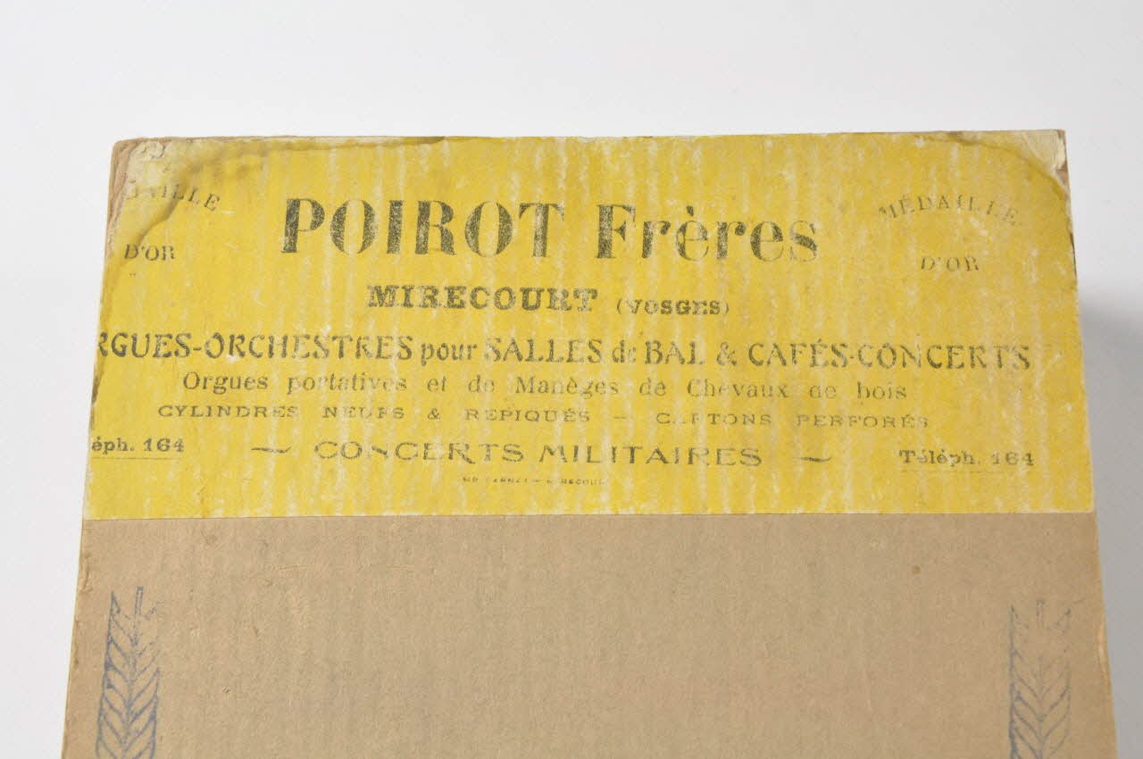 carton perforé 1969.33.5.18 Photo Mucem