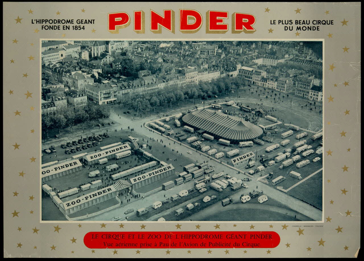 estampe PINDER  LE CIRQUE ET LE ZOO DE L'HIPPODROME GEANT PINDER  Vue aérienne prise à Pau de l'Avion de Publicité du Cirque. 1957.118.3.1 Photo