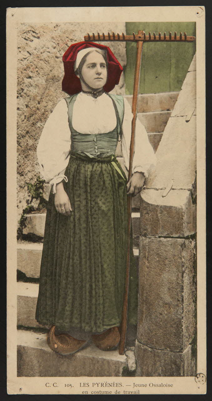 estampe LES PYRENEES. - Jeune Ossaloise  en costume de travail 1959.93.2 Photo