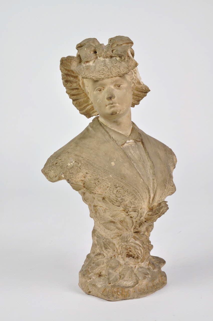 statuette de femme Angers Les Ponts de Cé 1936.1767 Photo Mucem