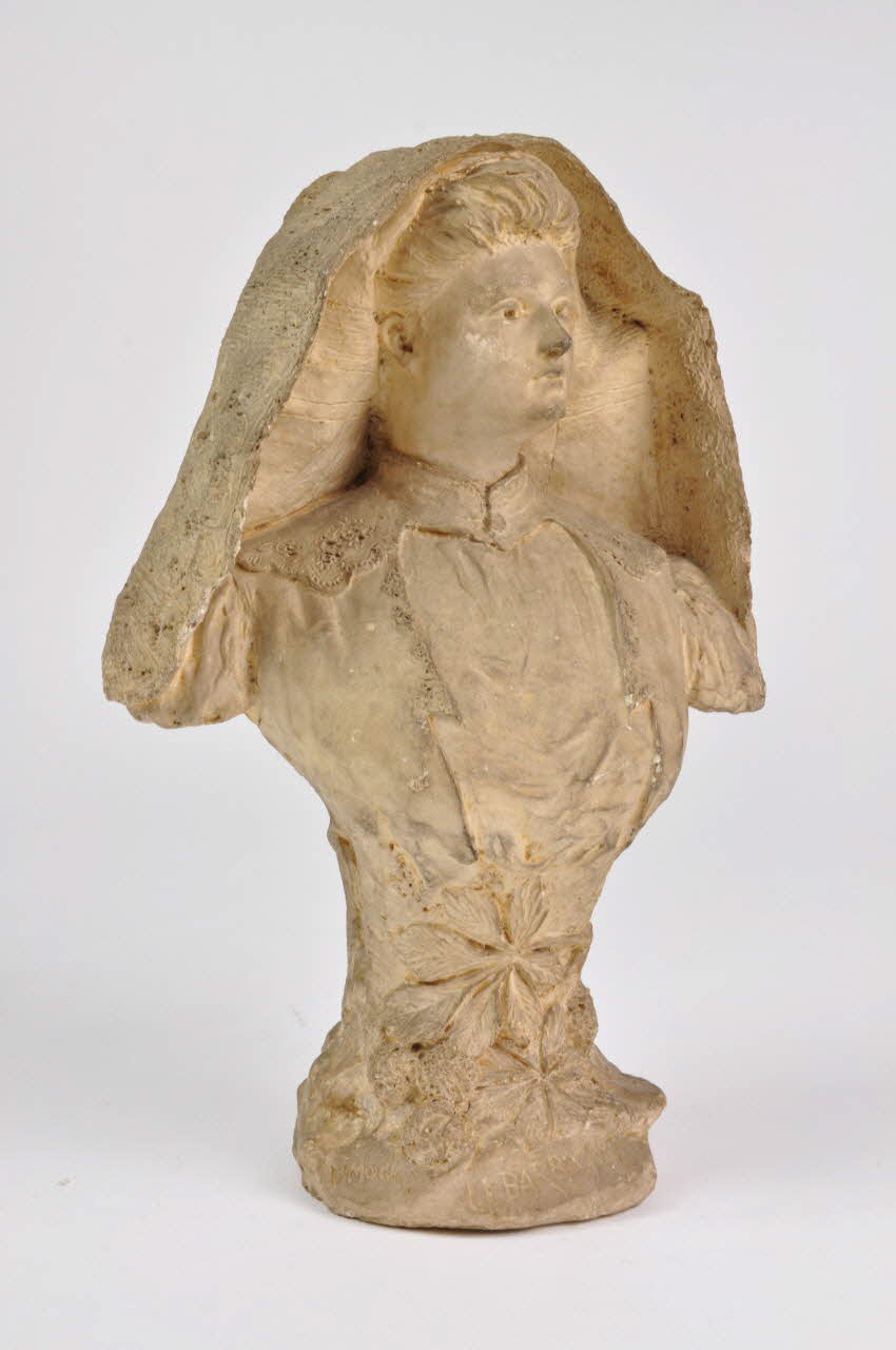 statuette de femme Limoges Le Barbichet 1936.1780 Photo Mucem