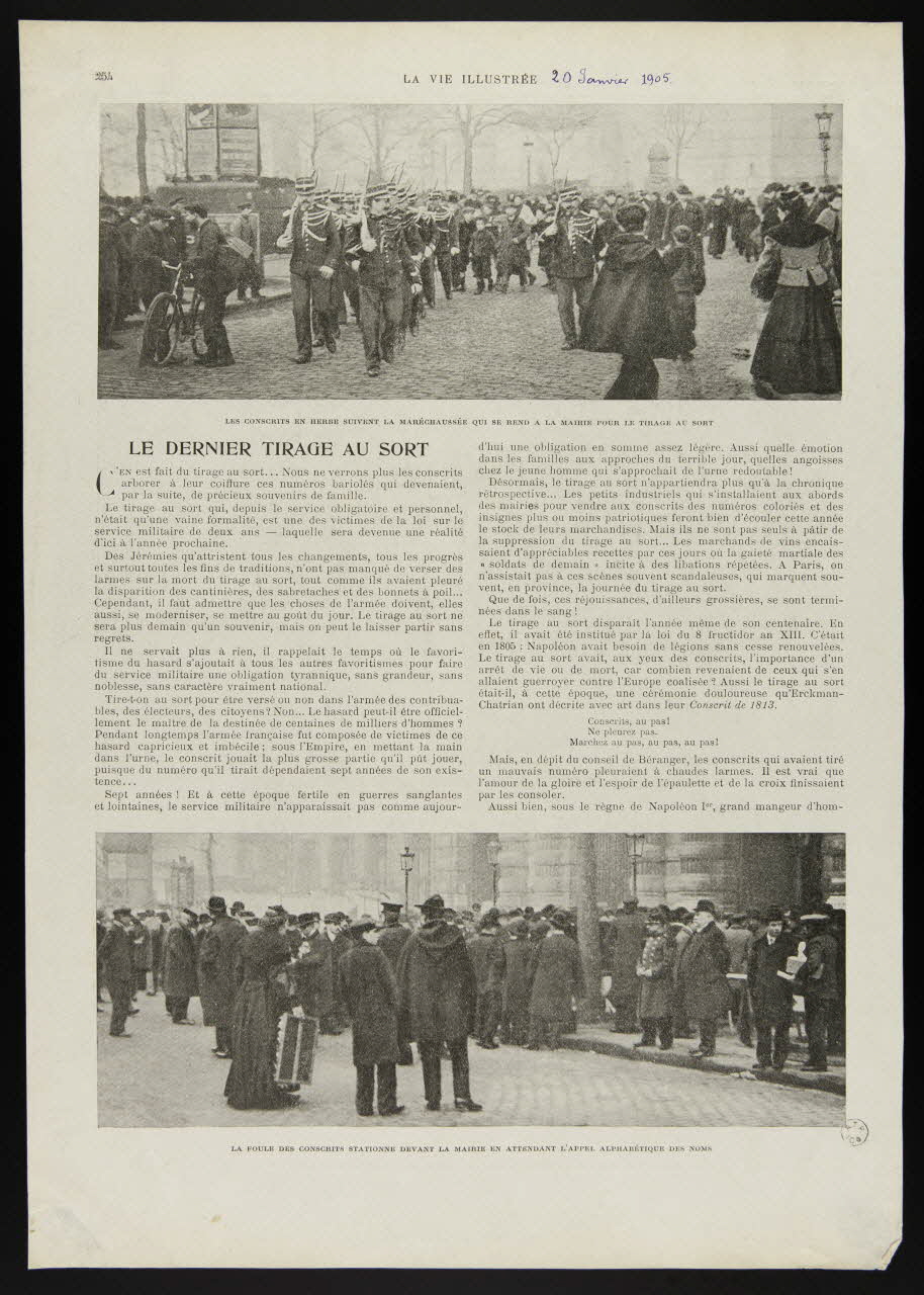 estampe LES CONSCRITS EN HERBE SUIVENT LA MARECHAUSSEE QUI SE REND A LA MAIRIE POUR LE TIRAGE AU SORT  LA FOULE DES CONSCRITS STATIONNE DEVANT LA MAIRIE EN ATTENDANT L'APPEL ALPHABETIQUE DES NOMS 1961.20.659 Photo