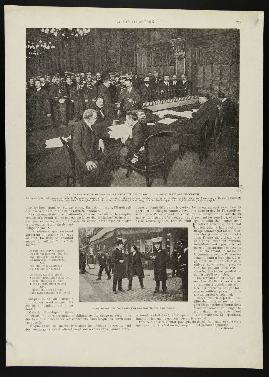 estampe LE DERNIER TIRAGE AU SORT. - LES OPERATIONS DU TIRAGE, A LA MAIRIE DU IVe ARRONDISSEMENT  LE RACOLAGE DES CONSCRITS PAR LES MARCHANDS D'EMBLEMES 1961.20.660 Photo