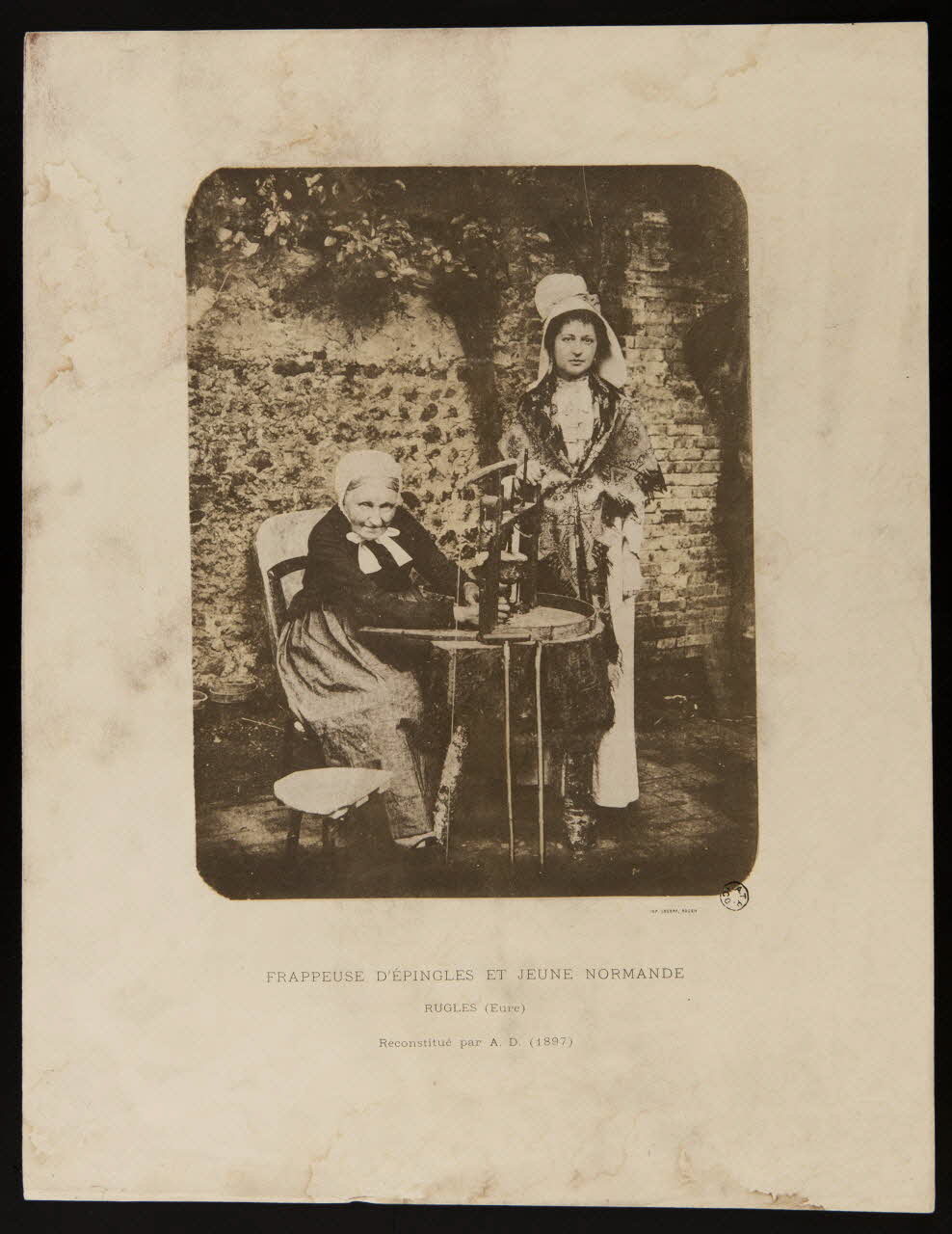 estampe FRAPPEUSE D'EPINGLES ET JEUNE NORMANDE  RUGLES (Eure) 1966.113.3 Photo