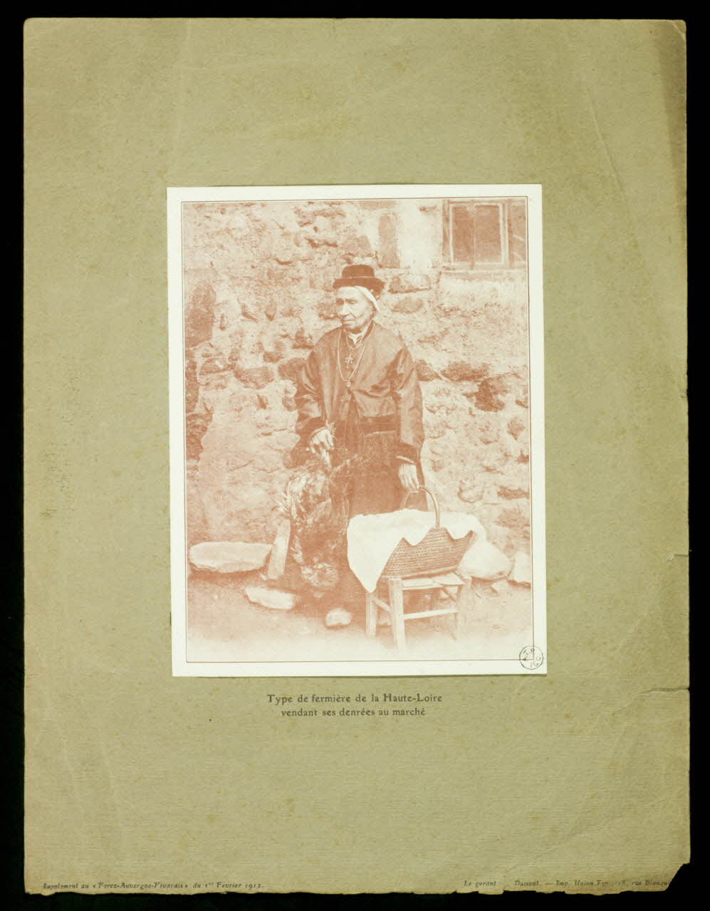 estampe Type de fermière de la Haute-Loire  vendant ses denrées au marché 1966.26.38 Photo