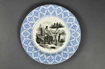 assiette plate Assiette à décor de colporteur 1969.52.3 Photo Mucem