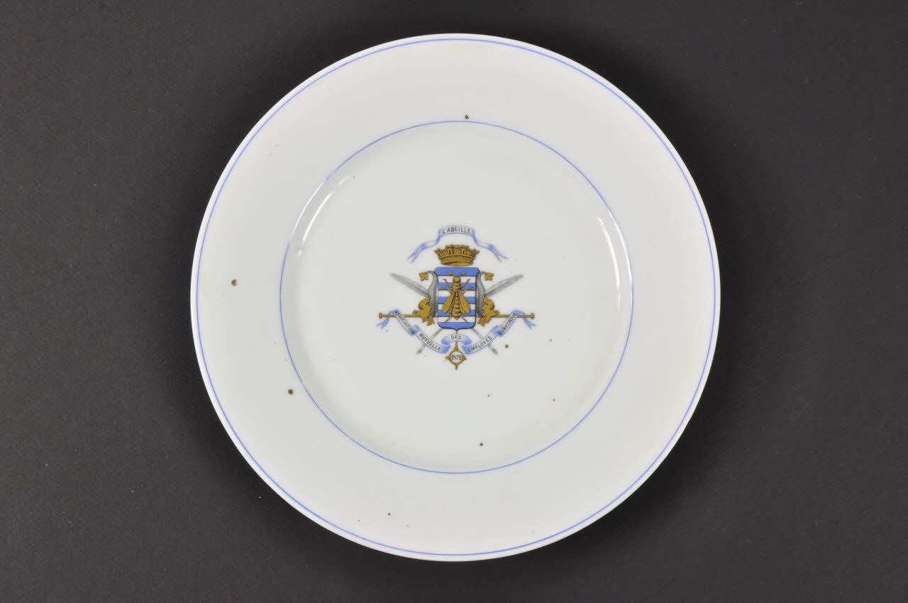 assiette plate L'abeille Île-de-France, France 1872 1969.8.15 Photo Mucem