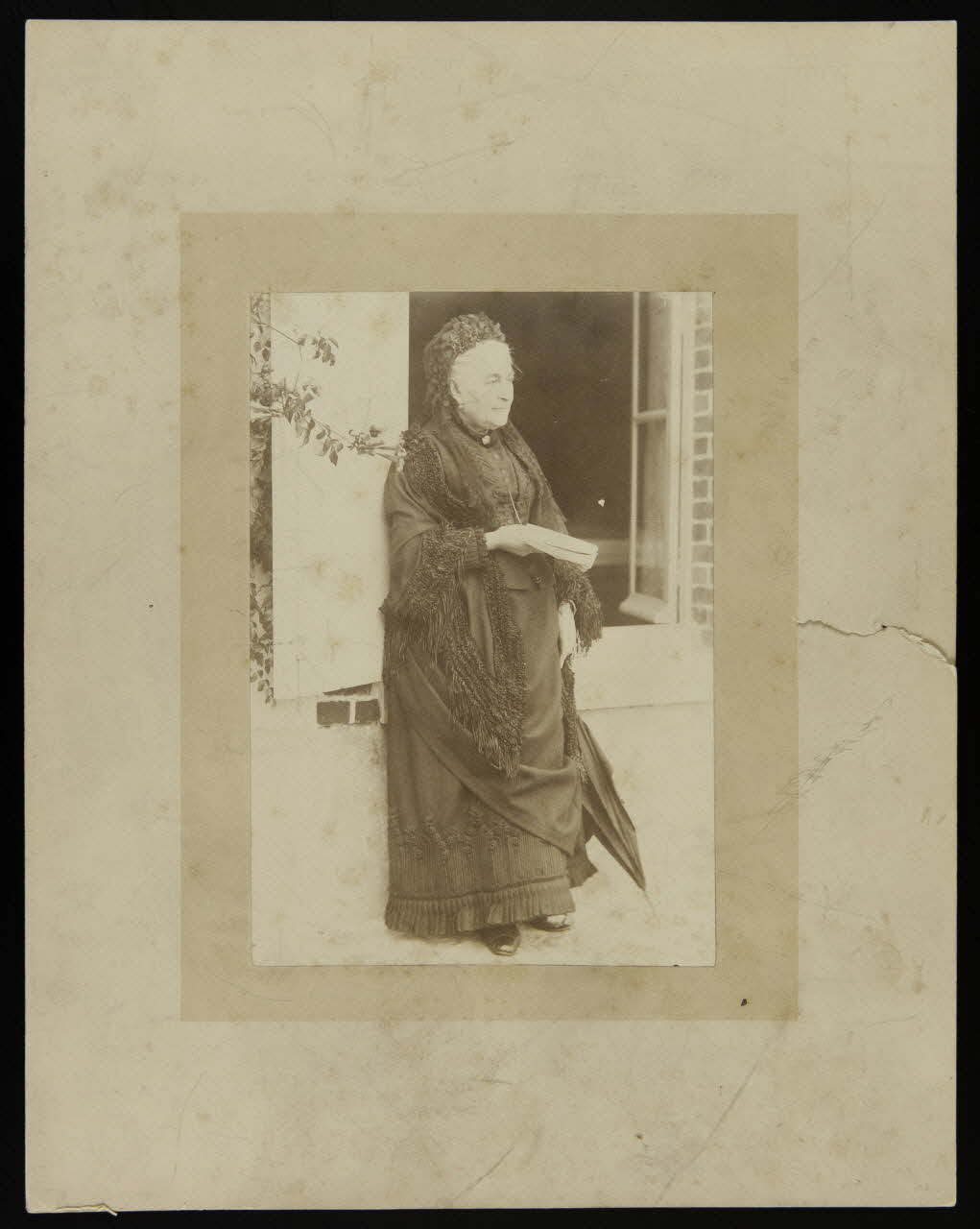 estampe Vieille femme en robe fin XIXème siècle appuyée à une fenêtre 1981.53.1.14 Photo