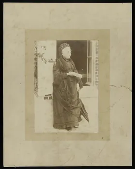 estampe Vieille femme en robe fin XIXème siècle appuyée à une fenêtre 1981.53.1.14 Photo