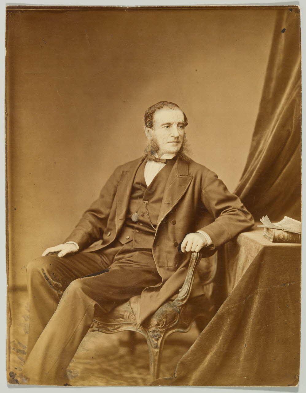 estampe Portrait d'un homme assis fin XIXème siècle 1981.53.1.15 Photo