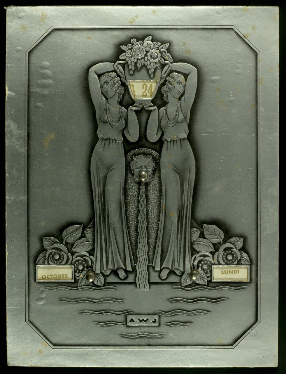 calendrier Calendrier perpétuel représentant une fontaine avec deux femmes tenant une urne remplie de fleurs 1930 1993.2.178 Photo