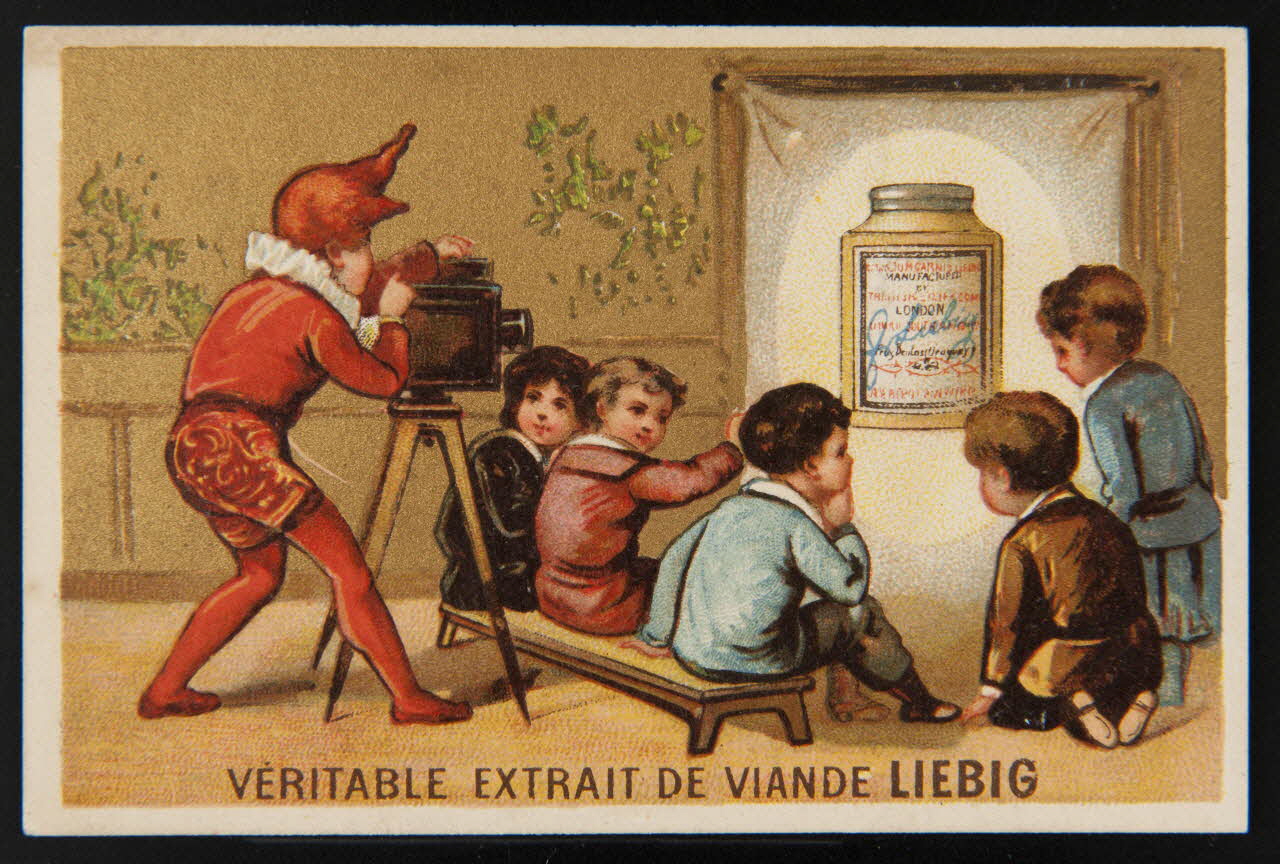 Testu & Massin carte réclame Personnage en costume de cirque projetant sur un écran un extrait de viande Liebig 1878-1883 1994.25.111 Photo