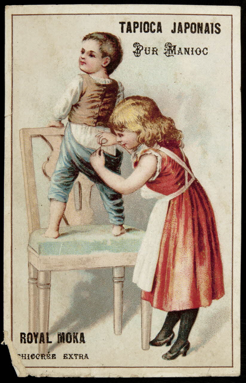 carte réclame Une jeune fille raccommode le pantalon d'un garçon debout sur une chaise 1998.77.113.1 Photo