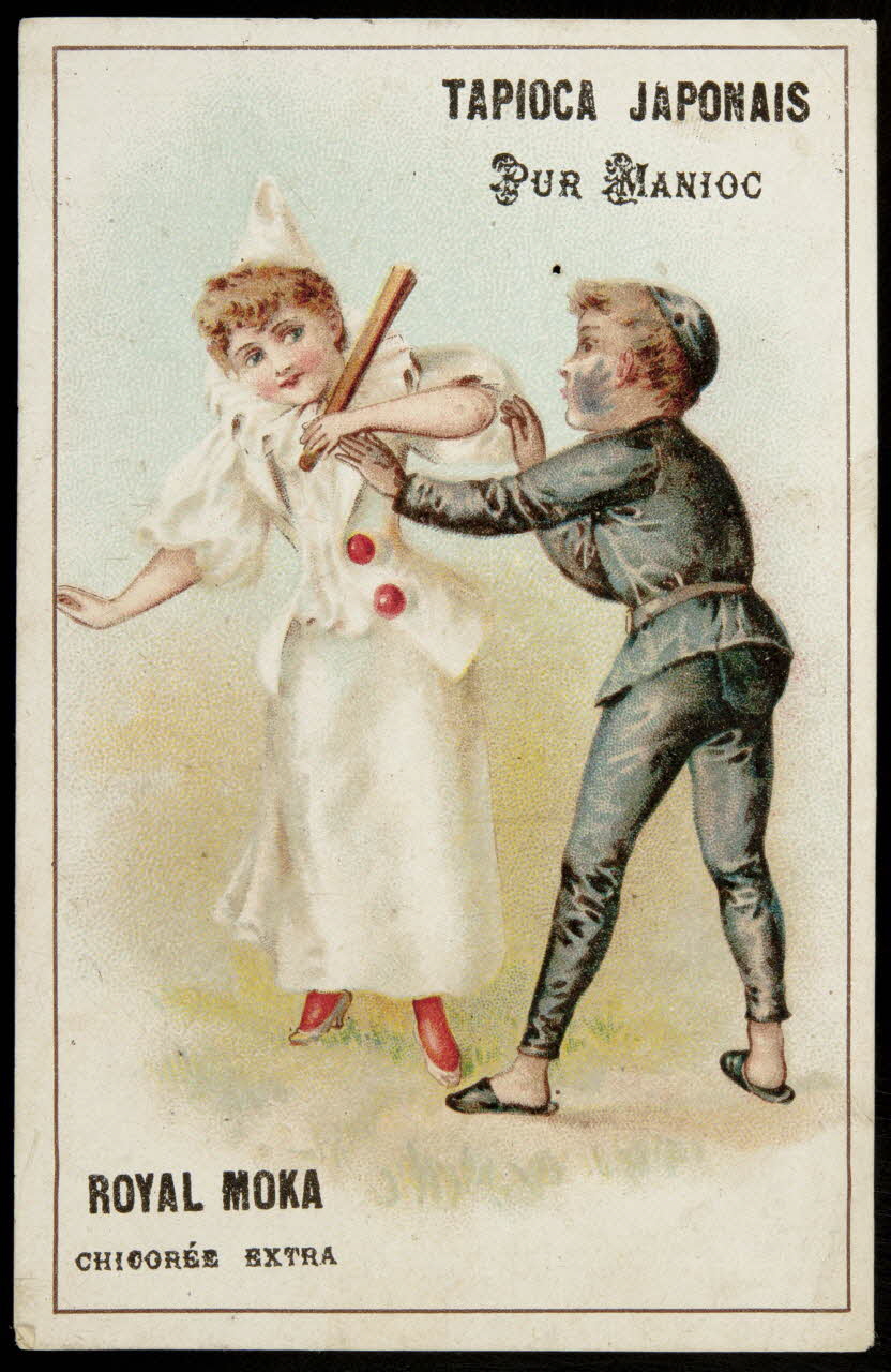 carte réclame Une jeune fille en costume de Pierrot porte un bâton, elle est en face d'un garçon habillé en noir, il a une trace de main sur la joue gauche 1998.77.117.2 Photo