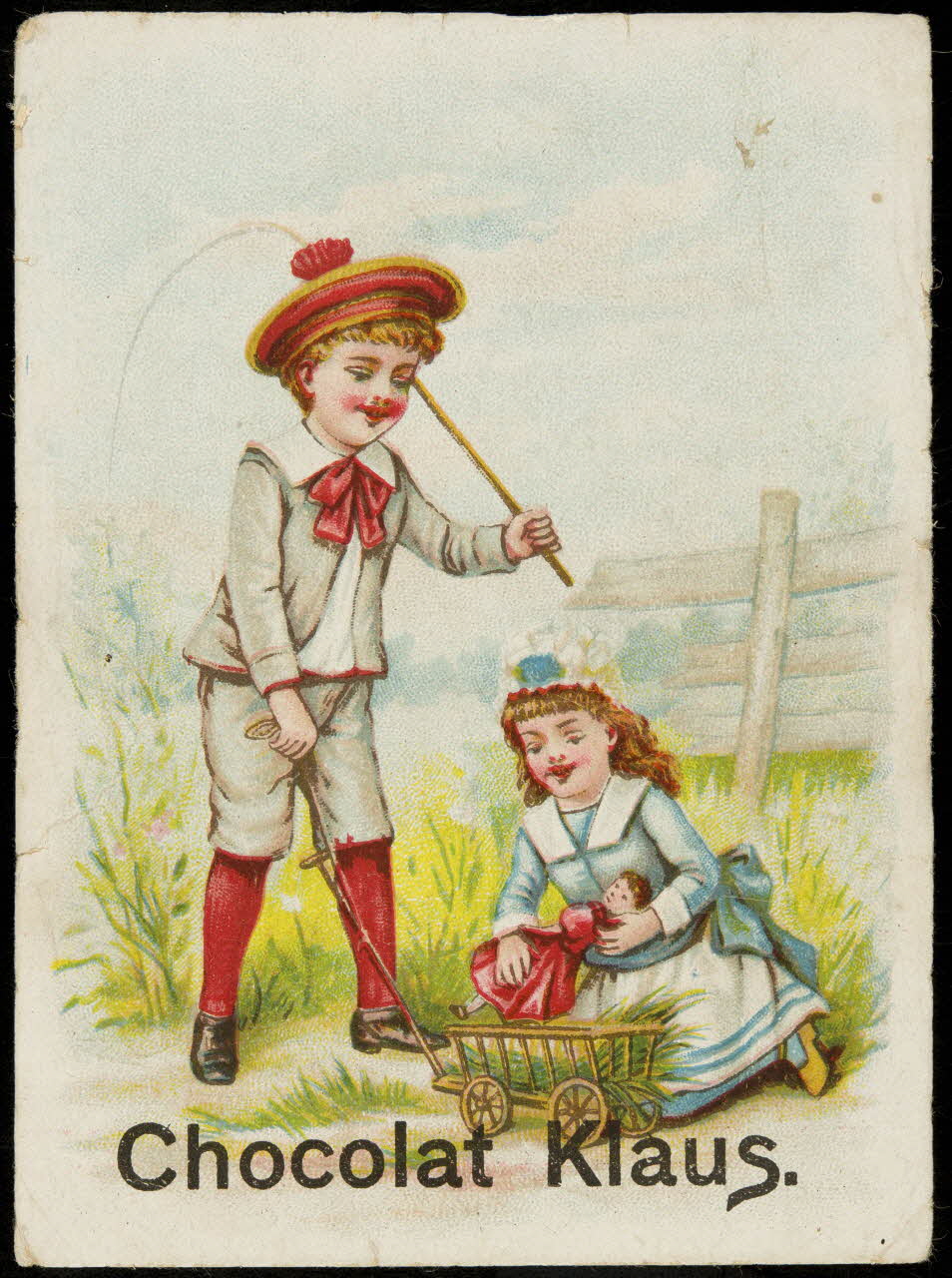 carte réclame Un jeune homme debout pousse une charrette en jouet, dans laquelle une jeune fille pose une poupée 1998.77.124.1 Photo