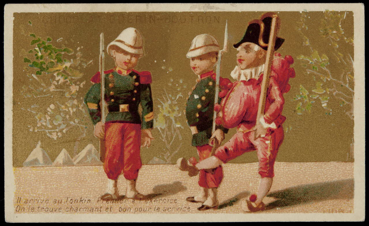 carte réclame Il arrive au Tonkin. Premier à l'exercice,  On le trouve charmant et bon pour le service. 1998.77.140.1 Photo