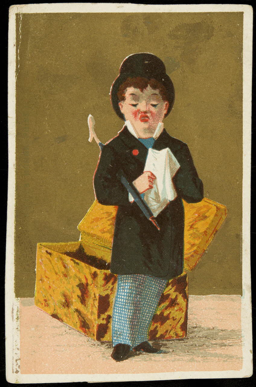 carte réclame Jeune homme en tenue de soirée, portant un haut de forme et un parapluie, devant une boîte de tabac à chiquer géante 1998.77.150.3 Photo