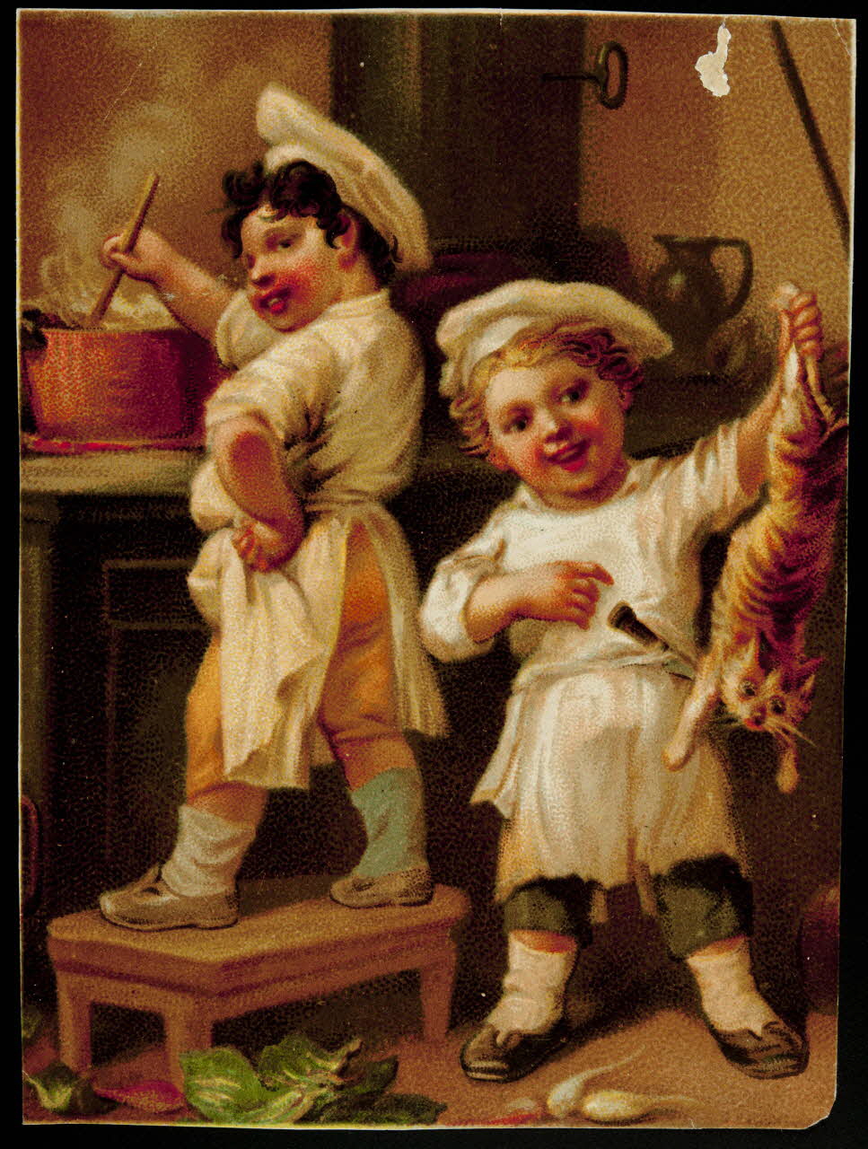 carte réclame Deux garçons, chef de cuisine, l'un touillant une casserole sur le feu, l'autre tenant un chat 1998.77.188.1 Photo