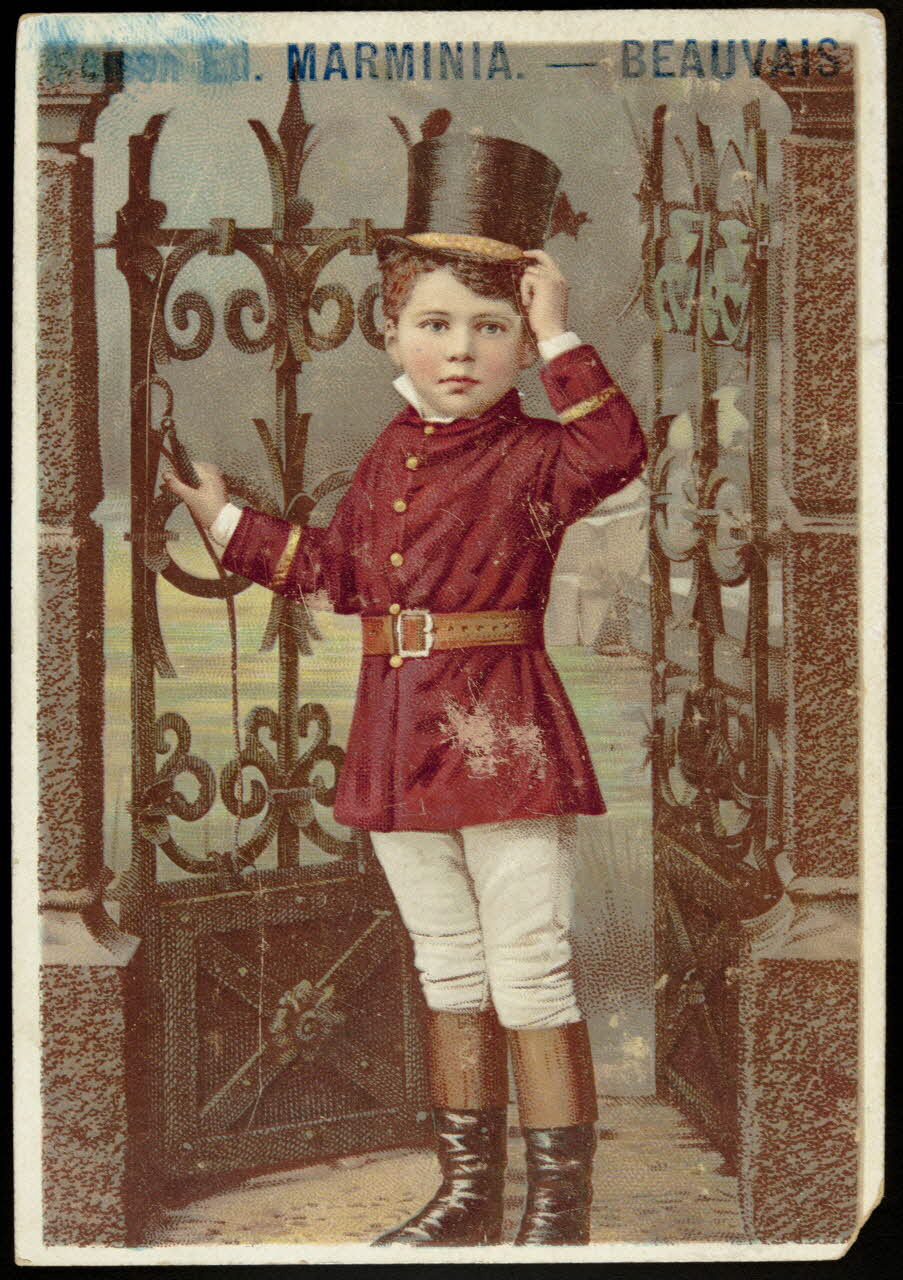 carte réclame Jeune garçon, devant une grille, portant un chapeau haut de forme 1998.77.203.10 Photo