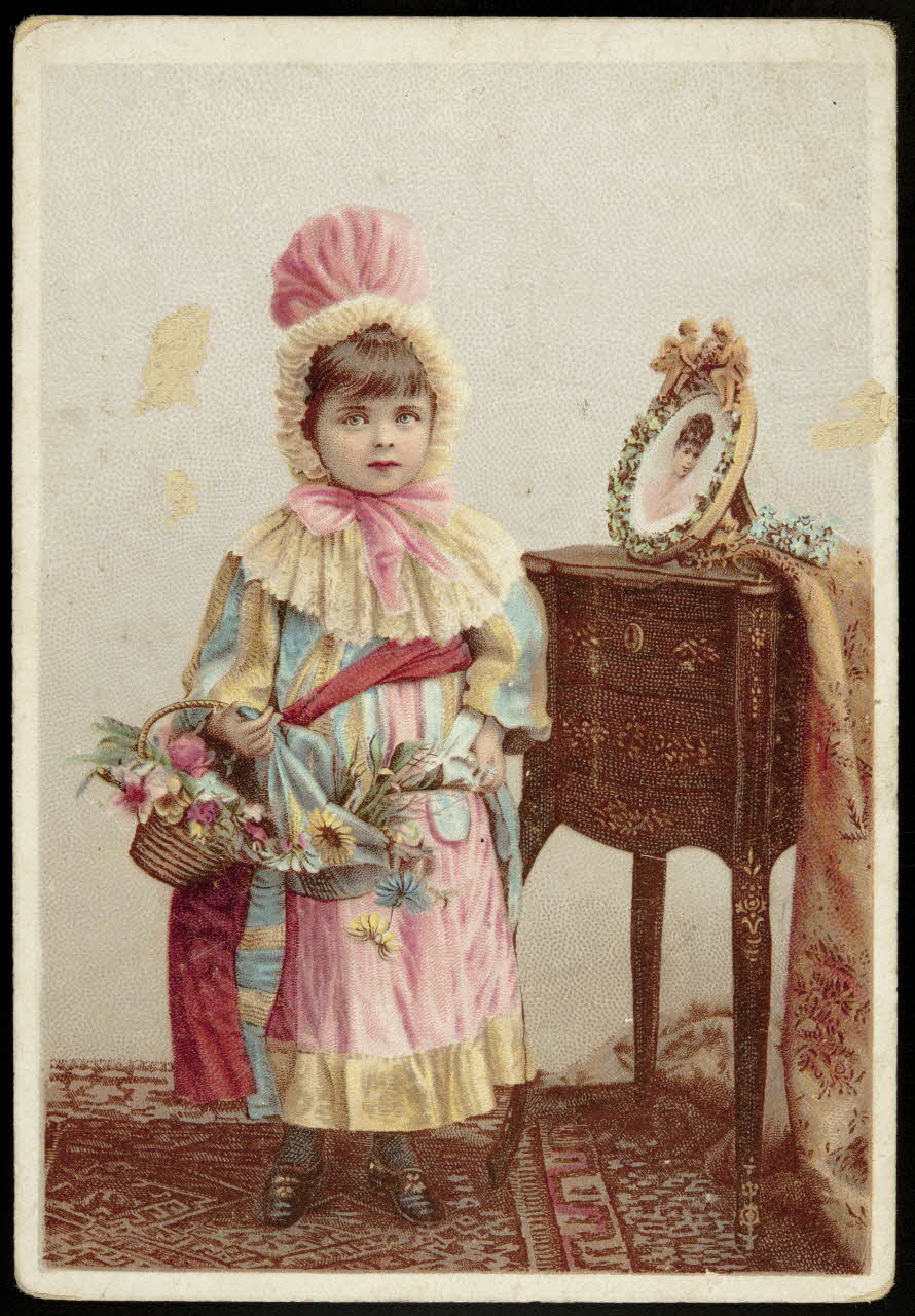 carte réclame Fillette en bonnet à côté d'une commode 1998.77.203.13 Photo