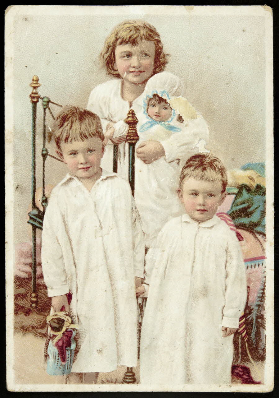carte réclame Quatre enfants devant un lit 1998.77.203.15 Photo