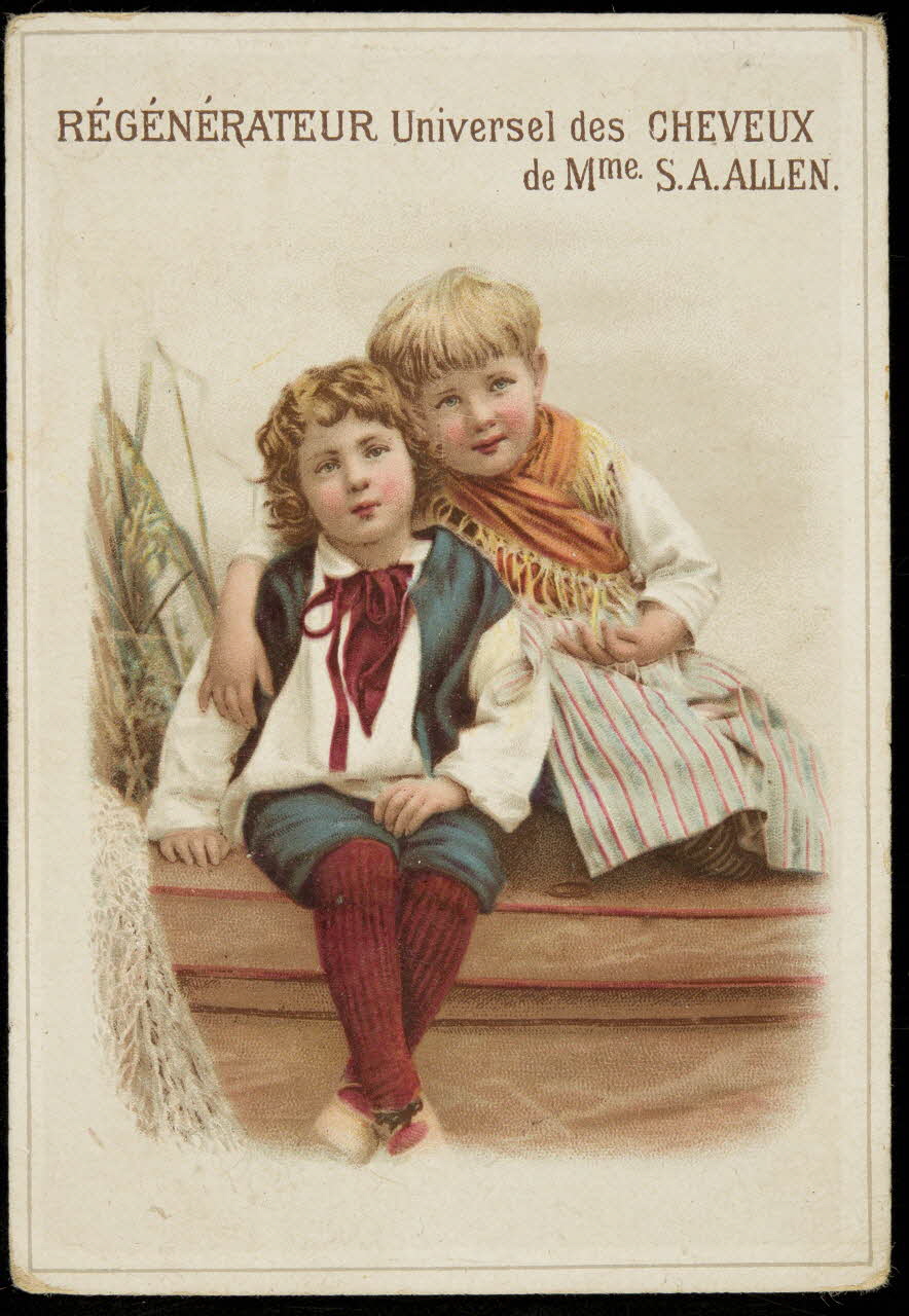 carte réclame Garçon en bleu et rouge assis, une fillette en robe rayée bleu et rouge avec un foulard jaune le prend par l'épaule 1998.77.203.8 Photo