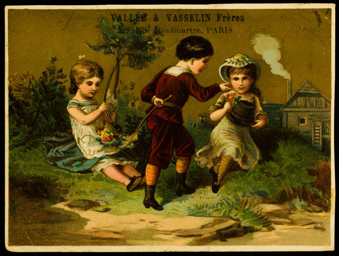 carte réclame Deux jeunes filles assises dans l'herbe font des bouquets de fleurs, un garçon se penche pour récupérer son chapeau 1998.77.227.1 Photo