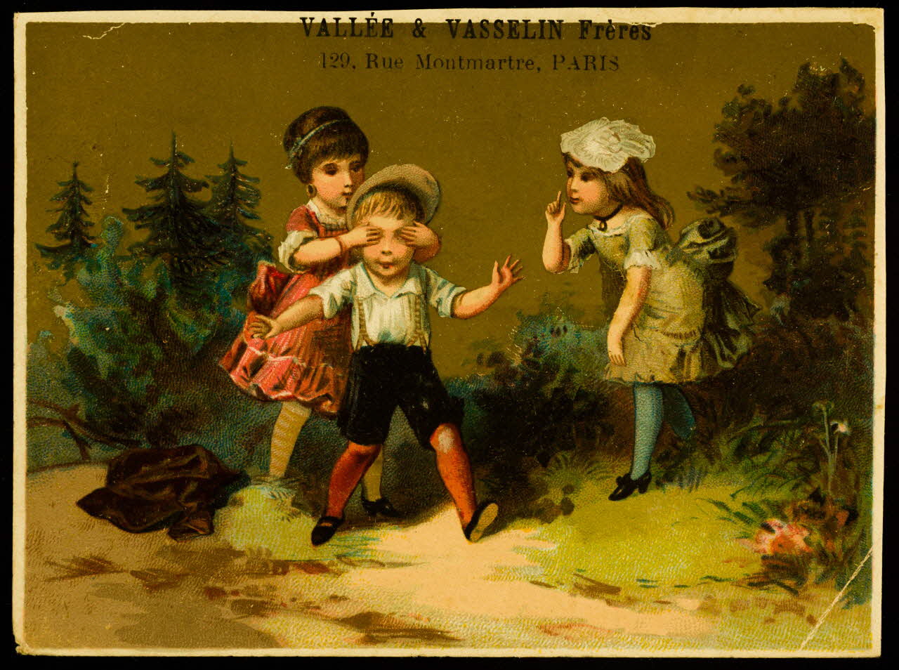 carte réclame Une jeune fille cache les yeux d'un garçon par derrière, une autre jeune fille regarde la scène 1998.77.227.2 Photo