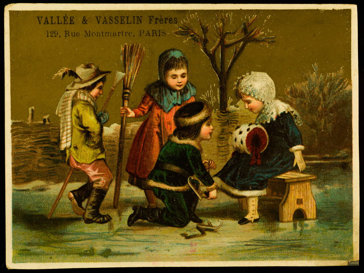 carte réclame Un jeune homme enfile les patins d'une jeune fille assise sur un banc, devant une fille et un garçon qui portent un balai et une racleuse 1998.77.227.4 Photo