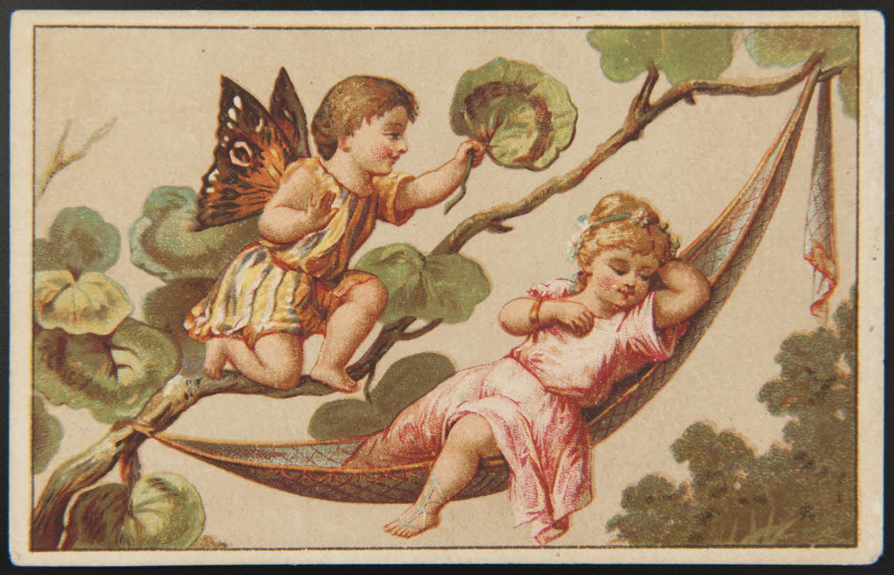 carte réclame Une femme est allongée sur un hamac, un jeune homme avec des ailes de papillon lui fait du vent avec une feuille 1998.77.231.3 Photo