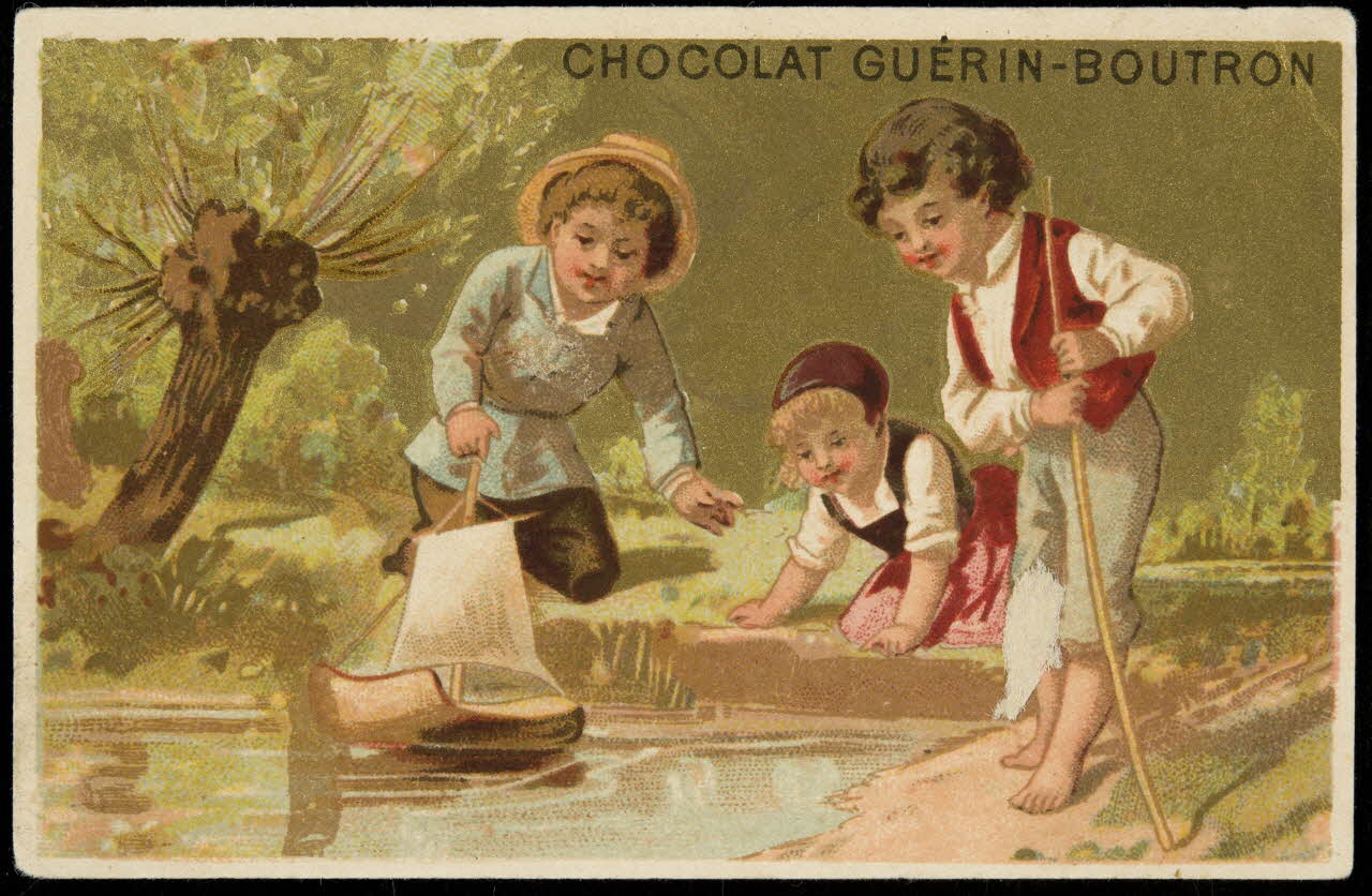 carte réclame Des enfants regardent une maquette de bateau naviguer sur l'eau 1998.77.261.1 Photo