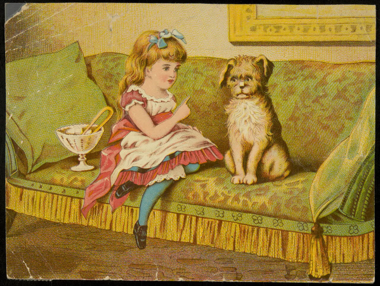 carte réclame Petite fille assise sur un canapé avec un chien, derrière elle, se trouve un sucrier avec une pince 1998.77.295.1 Photo