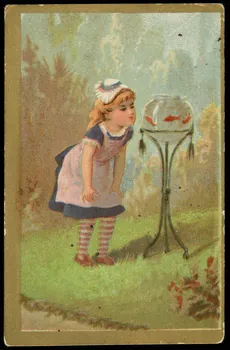 carte réclame Jeune fille en costume traditionnel regardant un bocal de poisson rouge 1998.77.302.1 Photo