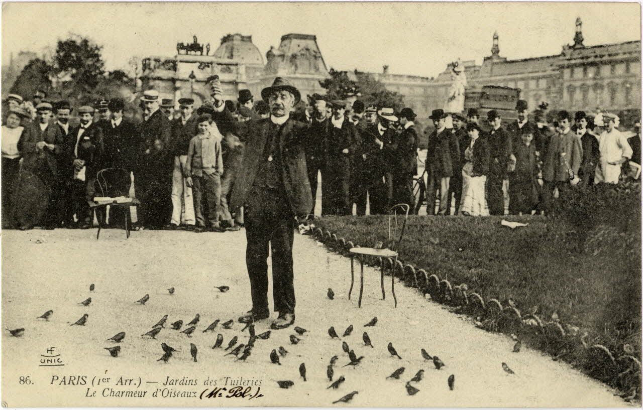 86. Paris Ier. Jardin des Tuileries. Le charmeur d'oiseaux M. Pol. [Au verso :] M. Pol (Henri) le charmeur d'oiseaux des Tuileries est mort. Quelque jour, un historien de la petite histoire de Paris le fera figurer dans une collection des "Types singuliers" de la rue. M. Pol a mérité cette forme de l'immortalité. "L'Intransigeant". Les moineaux reconnaissaient de loin son grand chapeau mou rabattu sur ses yeux malades et sa longue moustache de Gaulois captif... de l'administration. M. Pol appartient aux P.T.T avant de devenir le père des oiseaux (18 juin 1918). Le charmeur possédait à merveille son petit monde ailé. Il avait ses favoris. C'était l'Anglais et l'Alcoolique. Il ne s'adressait à l'Anglais que dans la langue de Shakespeare et l'Anglais comprenait. A l'Alcoolique, il tendait une miette de pain avec cette invite : -Viens prendre ton Pernod ègles choses que, Kipling nomme "sottes petites touffes de plumes". M. Pol est mort à Chardon-Lagache en rimant de petits vers pleins de g Sou.10.102.1 Photo