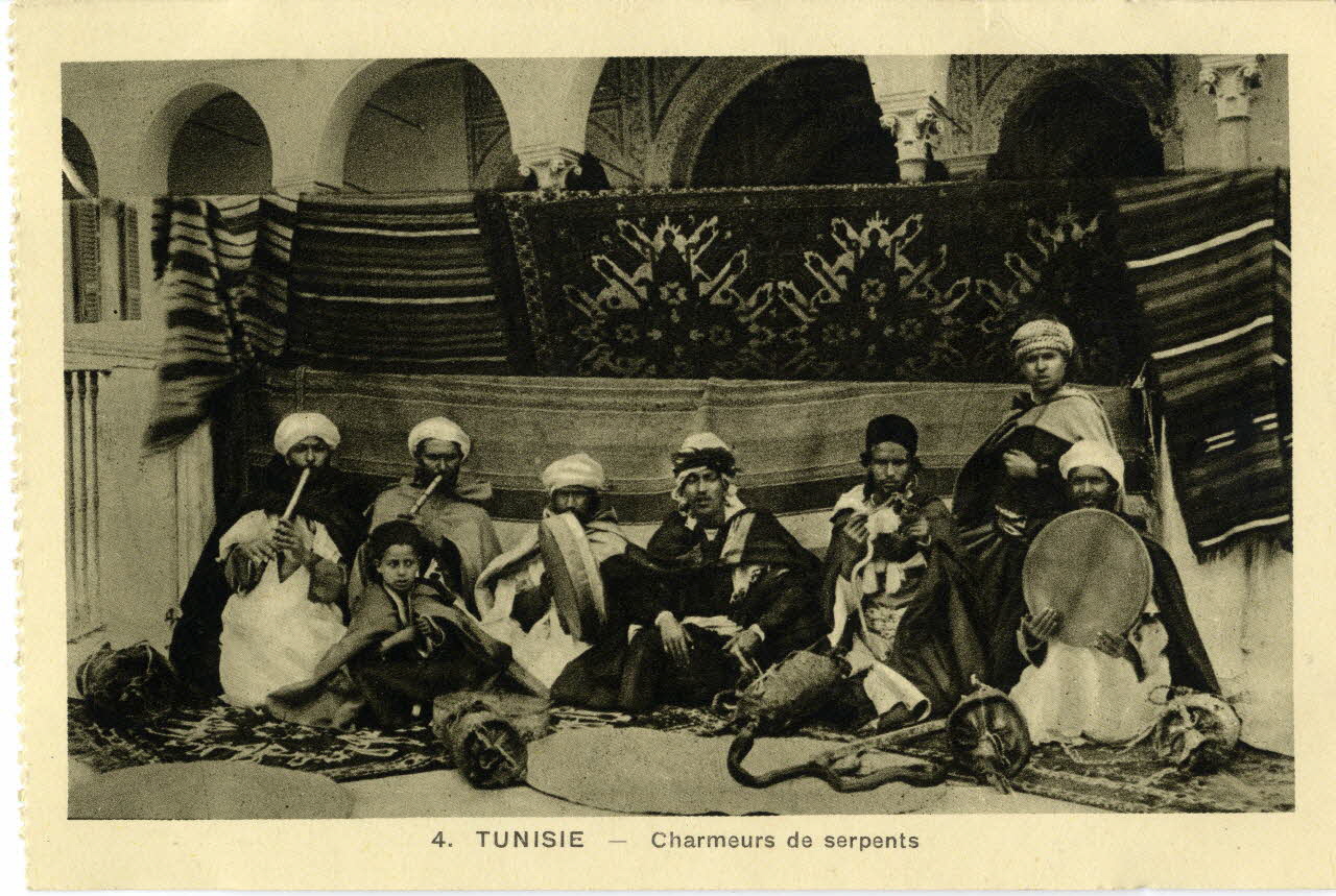 4. Tunisie. Charmeurs de serpents. Sou.10.106.2 Photo
