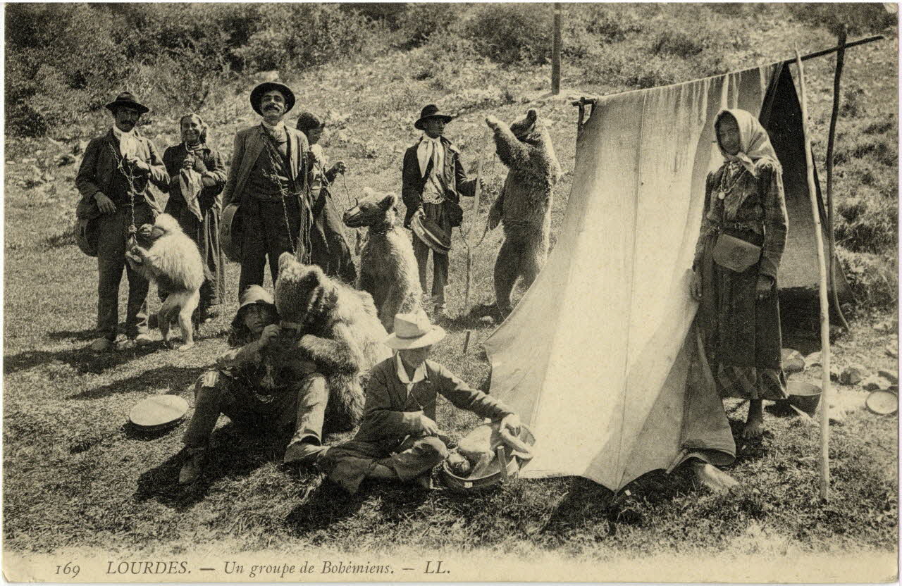 169. Lourdes. Un groupe de bohémiens. Sou.10.97.1 Photo