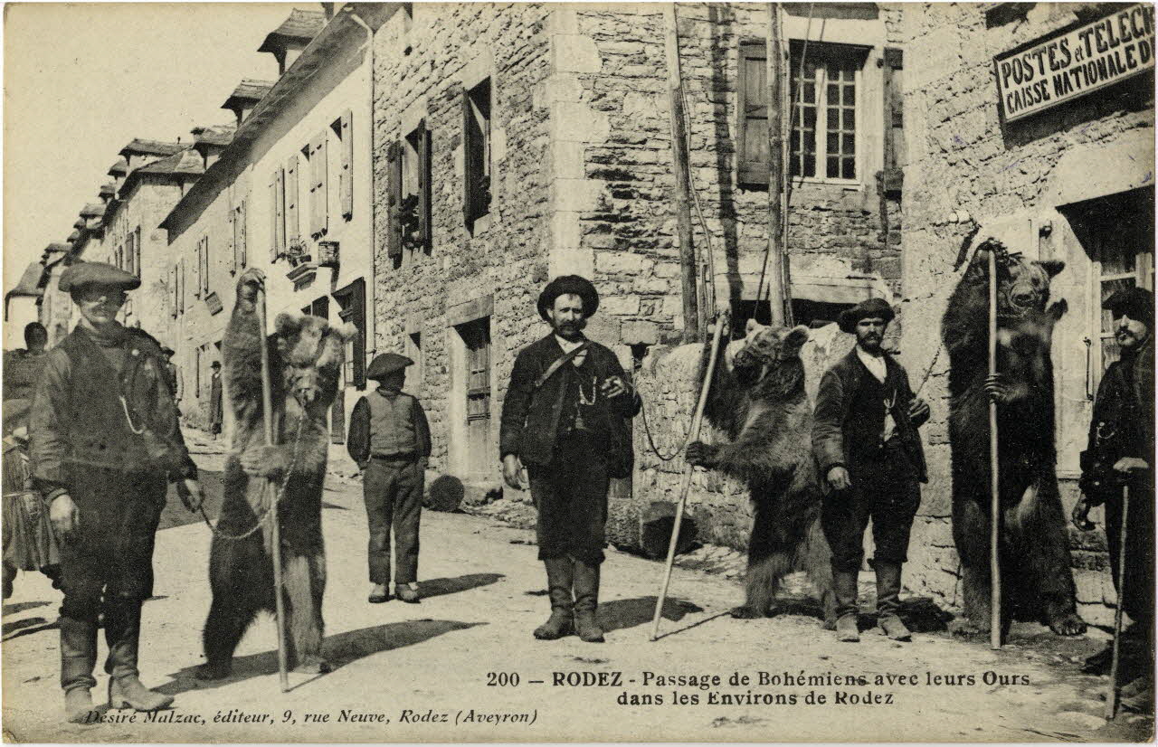 200. Rodez. Passage de bohémiens avec leurs ours dans les environs de Rodez. Sou.10.98.1 Photo