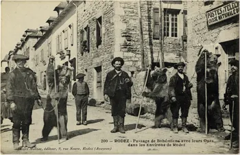 200. Rodez. Passage de bohémiens avec leurs ours dans les environs de Rodez. Sou.10.98.1  Photo