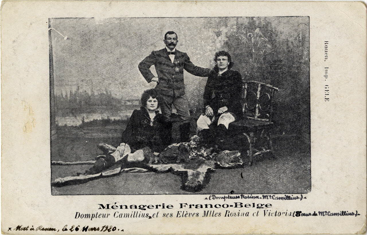 Ménagerie Franco-belge. Dompteur Camillius (mort à Rouen le 26 mars 1920) et ses élèves Mlles Rosina et Victoria (sœur de M. Camillius) Sou.11.88.1  Photo