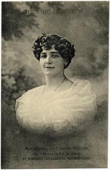 Théâtre Aérogyne. Aérogyne, la femme volante de l'Alcazar d'été de Paris et diverses attractions scientifiques. Sou.17.3.1 Photo