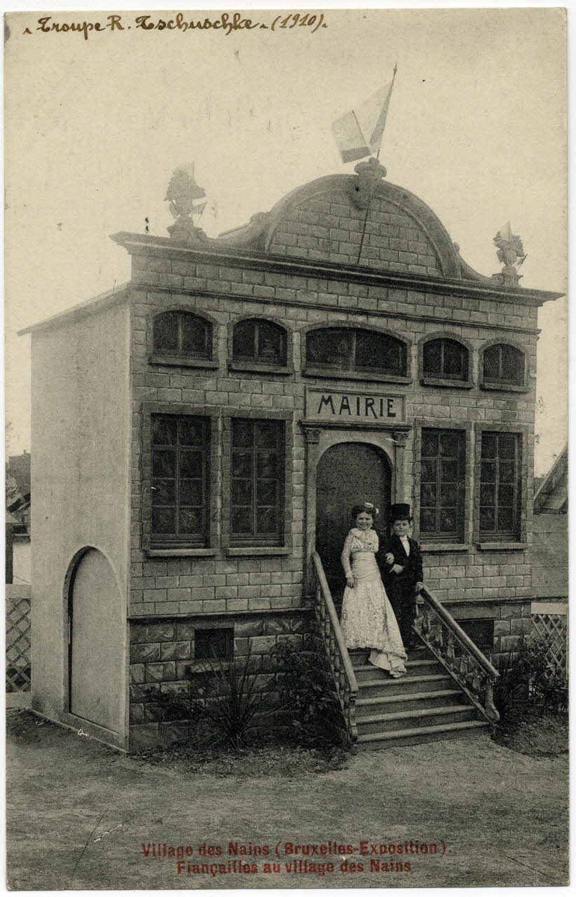 Anonyme Village des nains (Bruxelles-exposition). Fiançailles au village des nains. Troupe A. Tschuschke 1910 Sou.19.39.2 Photo