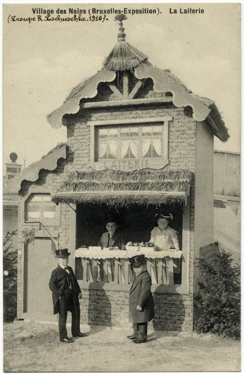 Anonyme Village des nains (Bruxelles-exposition) .La laiterie. Troupe A. Tschuschke 1910 Sou.19.40.1 Photo