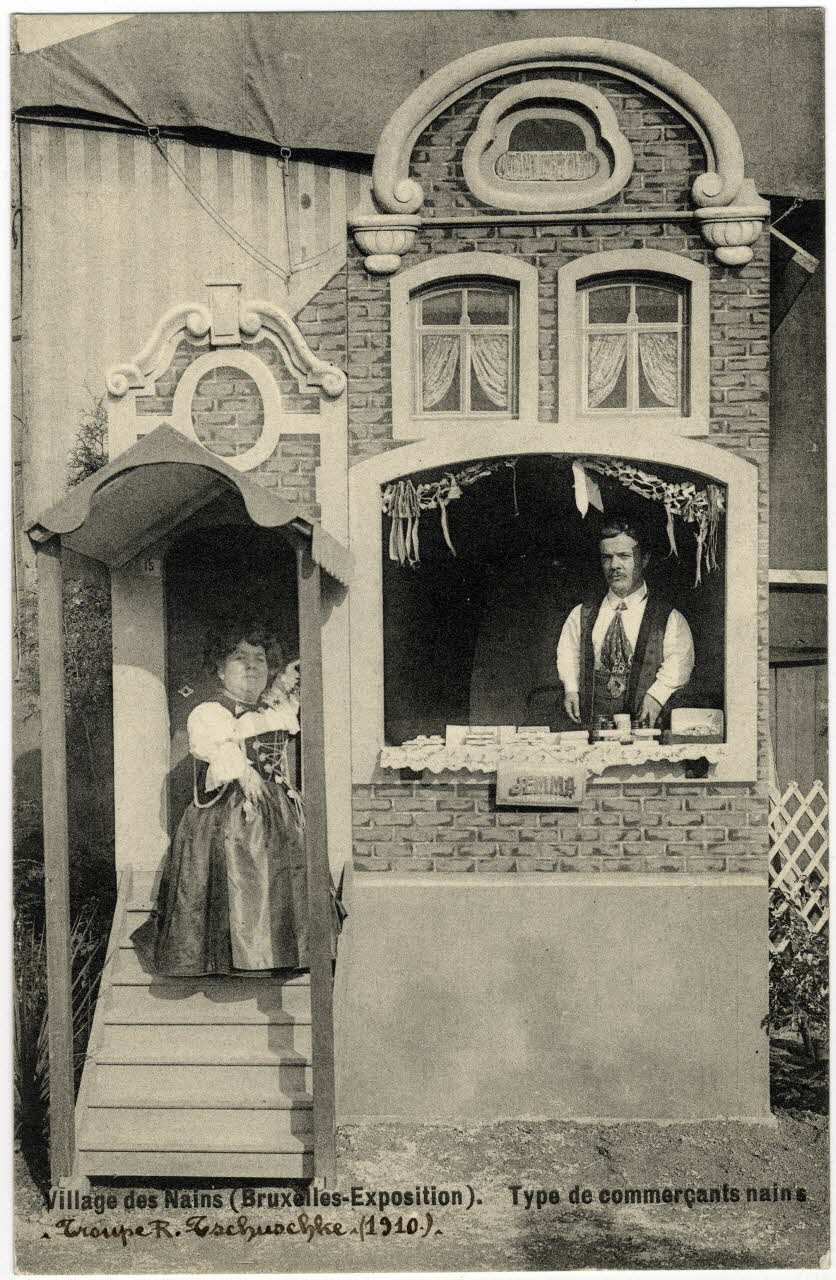 Anonyme Village des nains (Bruxelles-exposition). Type de commerçants nains. Troupe A. Tschuschke 1910 Sou.19.41.1 Photo