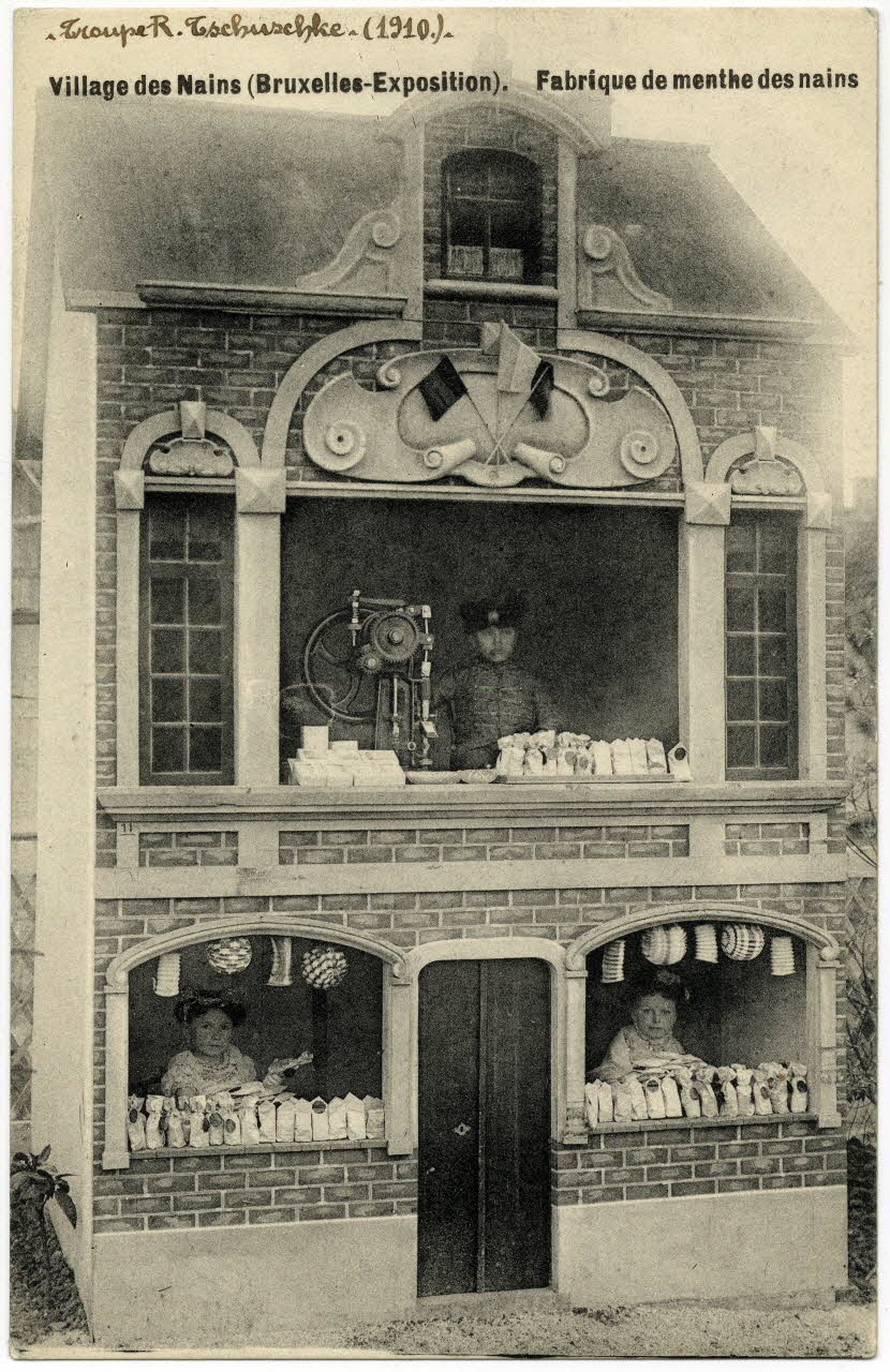 Anonyme Village des nains (Bruxelles-exposition). Fabrique de menhe des nains. Troupe A. Tschuschke 1910 Sou.19.41.2 Photo