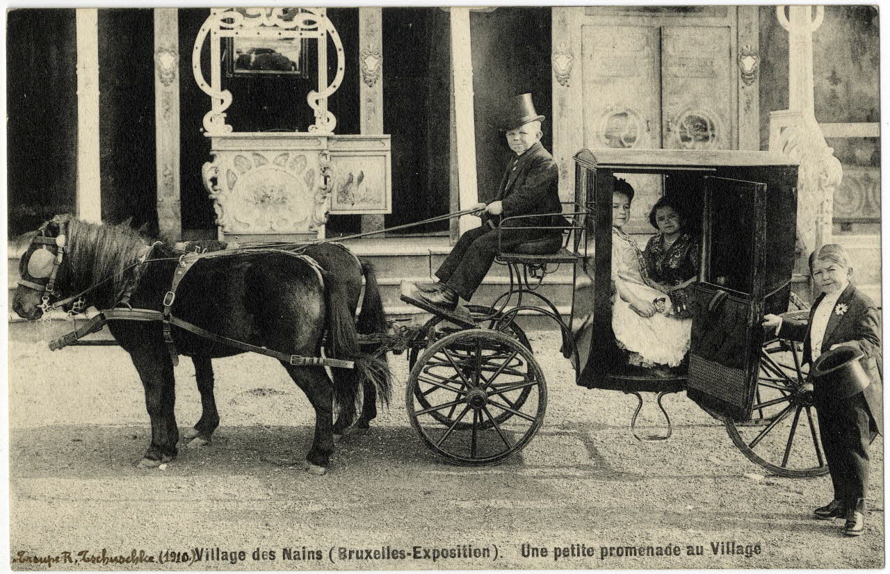 Anonyme Village des nains (Bruxelles-exposition). Une petite promenade au village. Troupe A. Tschuschke 1910 Sou.19.42.2 Photo