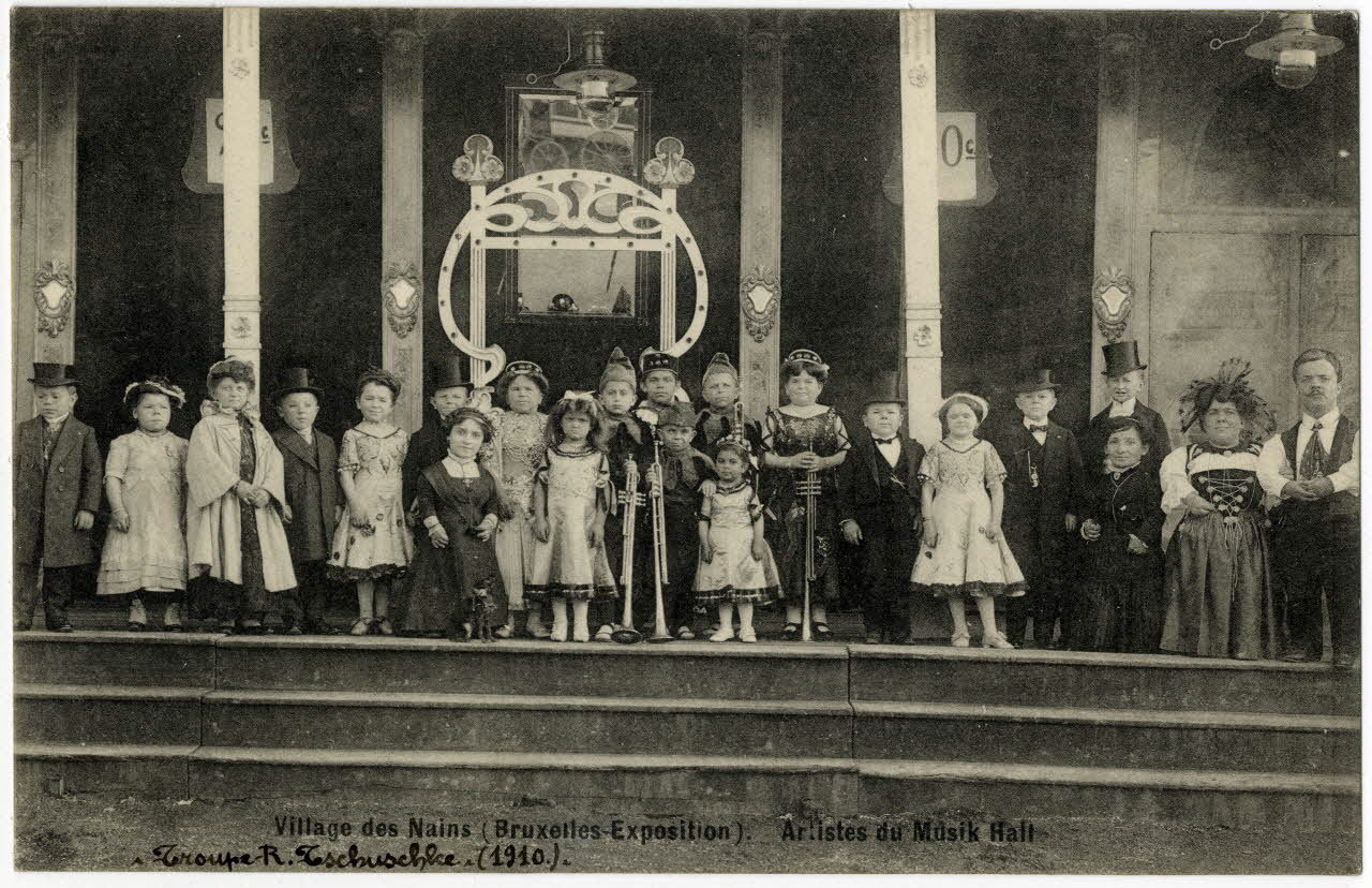 Anonyme Village des nains (Bruxelles-exposition). Artistes du Music Hall. Troupe A. Tschuschke 1910 Sou.19.43.1 Photo