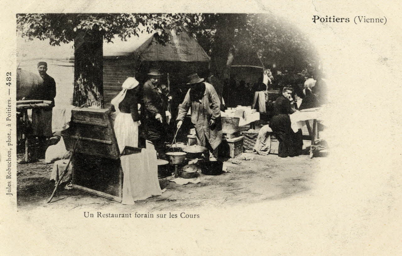 Poitiers. Vienne. Un restaurant forain sur les cours. Sou.2.128.1 Photo