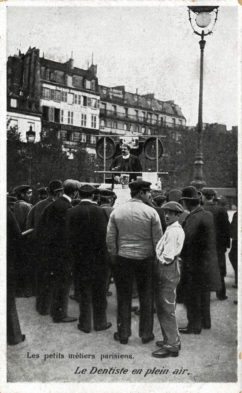 Les petits métiers parisiens. Le dentiste en plein air. Sou.2.132.2 Photo