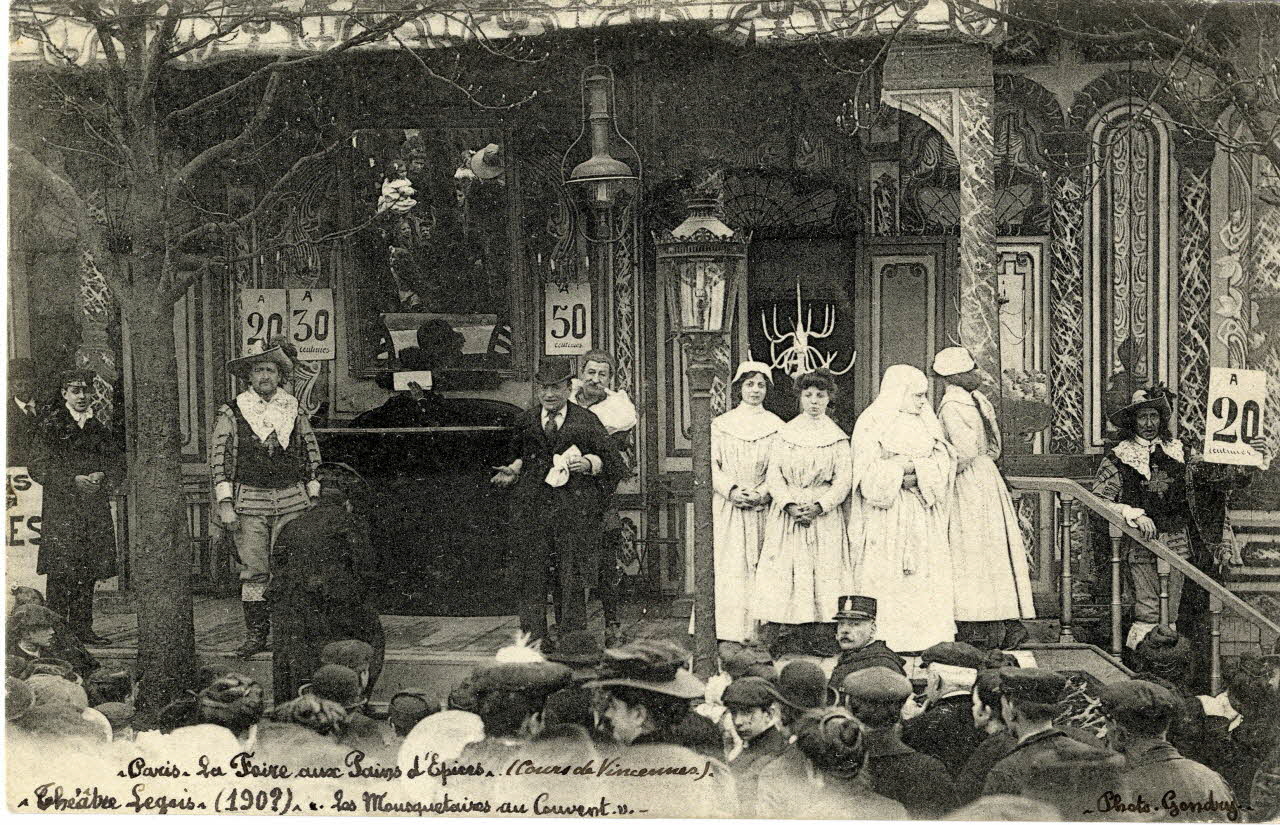 Gondry Paris. La Foire aux Pains d'Epices (Cours de Vincennes). Théâtre Legris (190?).  Les Mousquetaires au Couvent. Paris, Paris (75) 1895-1905 Sou.2.19.1 Photo